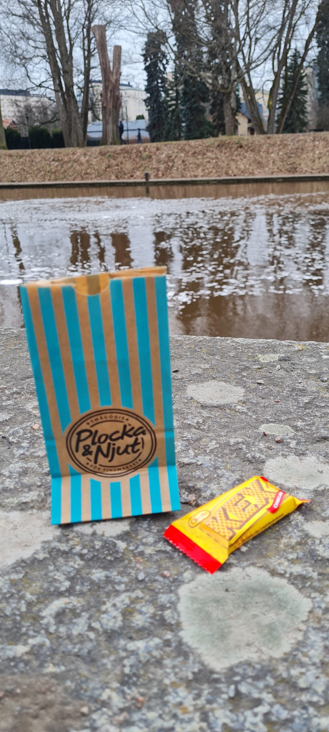 Här ser ni både rent vatten från brunnen och god kexchoklad.
