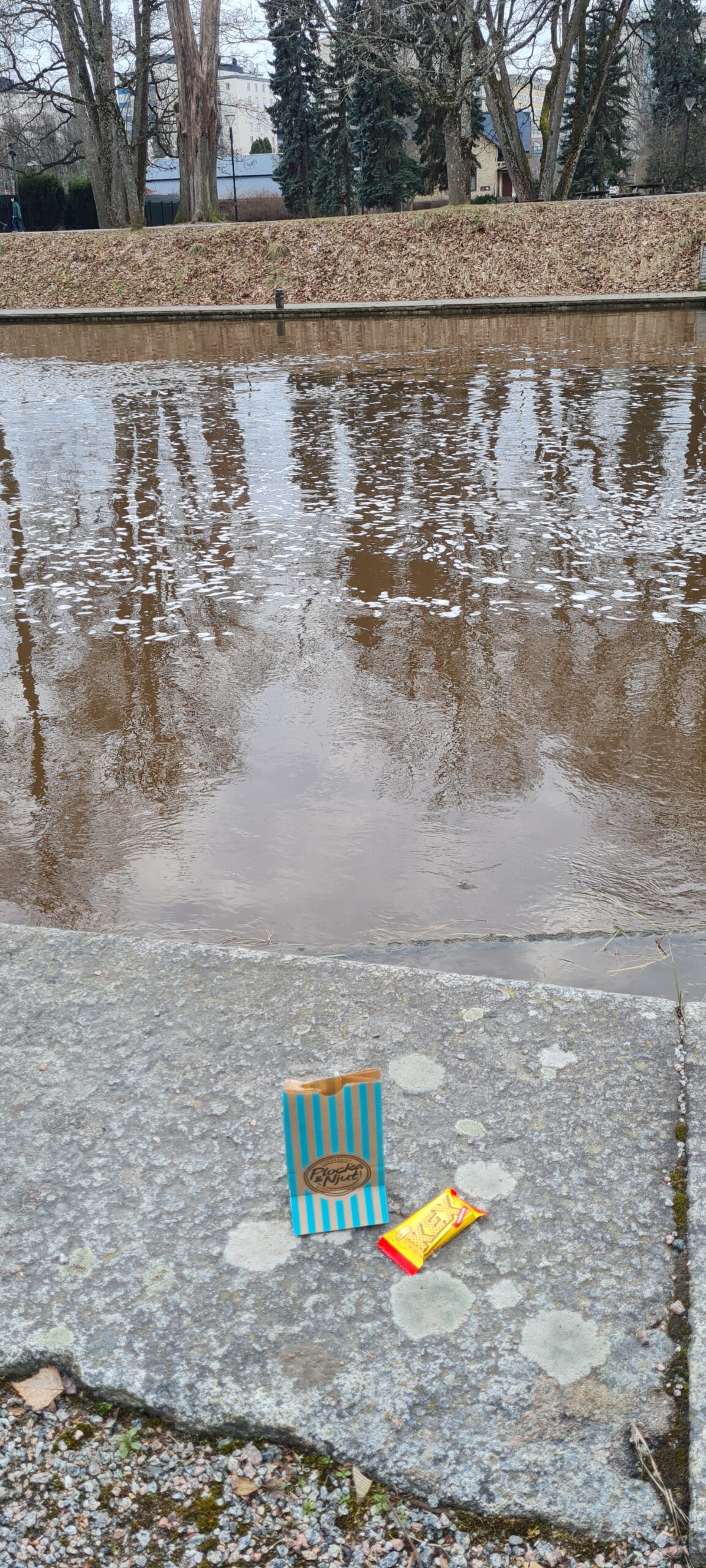 Nu är det lite kallt i vattnet, men till sommaren blir det varmt. När man har badat i rent vatten så kan man sedan koppla av med en god kexchoklad.