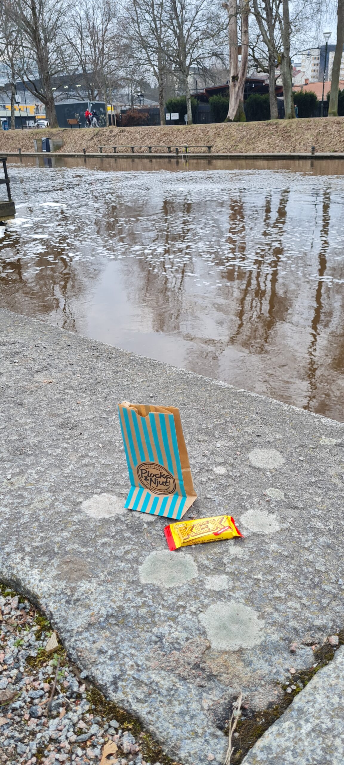 Här ser ni hur frestad man blir av att hoppa in i vattnet och njuta av kexchoklad från Cloetta.