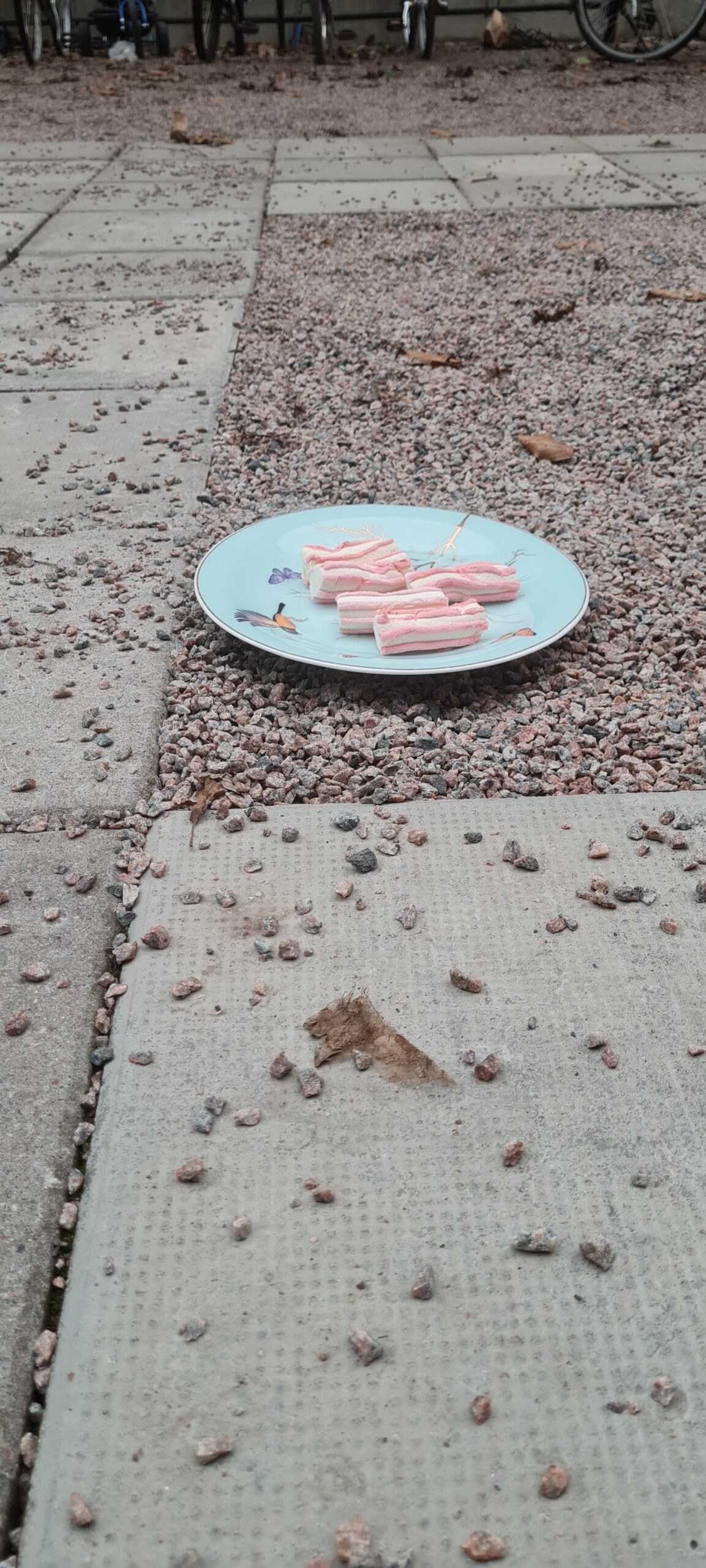 Här ser ni asfalt med både grus och mindre små stenar samt sand. Dessa kan verkligen vara jobbiga så länge man inte gör en ordentlig dammbindning. När ni har gjort detta kan ni även ta och äta lite god tivoligodis som är gjord på marshmallows.