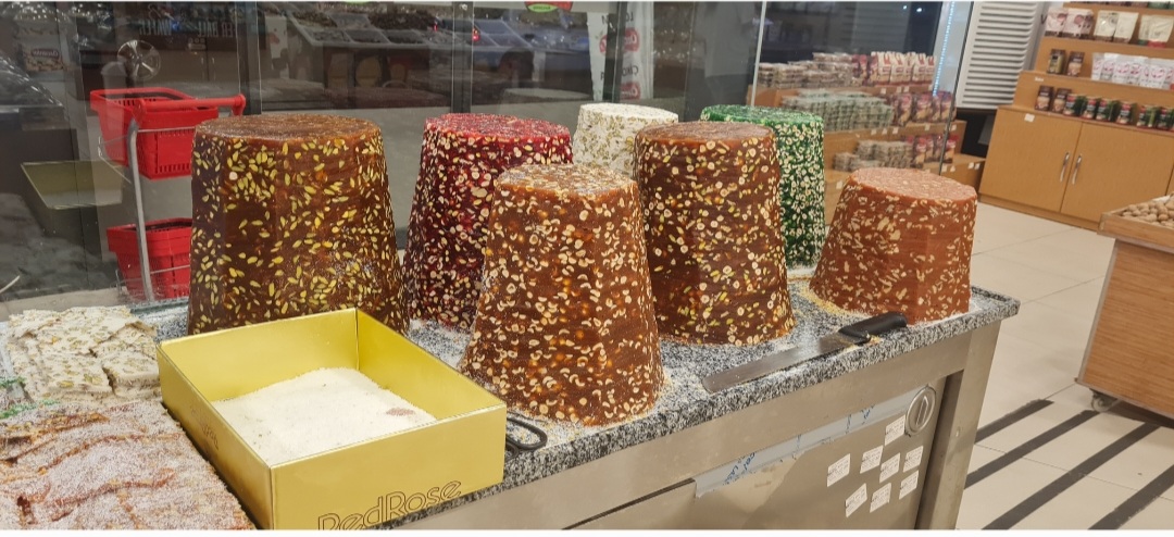 Torkade frukter med blandade nötter. Man skivar ner dem beroende på hur mycket du vill köpa. Detta är torkade frukter bl.a mullbär, fikon, dadlar och körsbär. Sedan blandar man in olika nötter och frön.